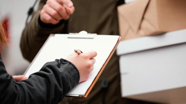 A person holding a clipboard

Description automatically generated